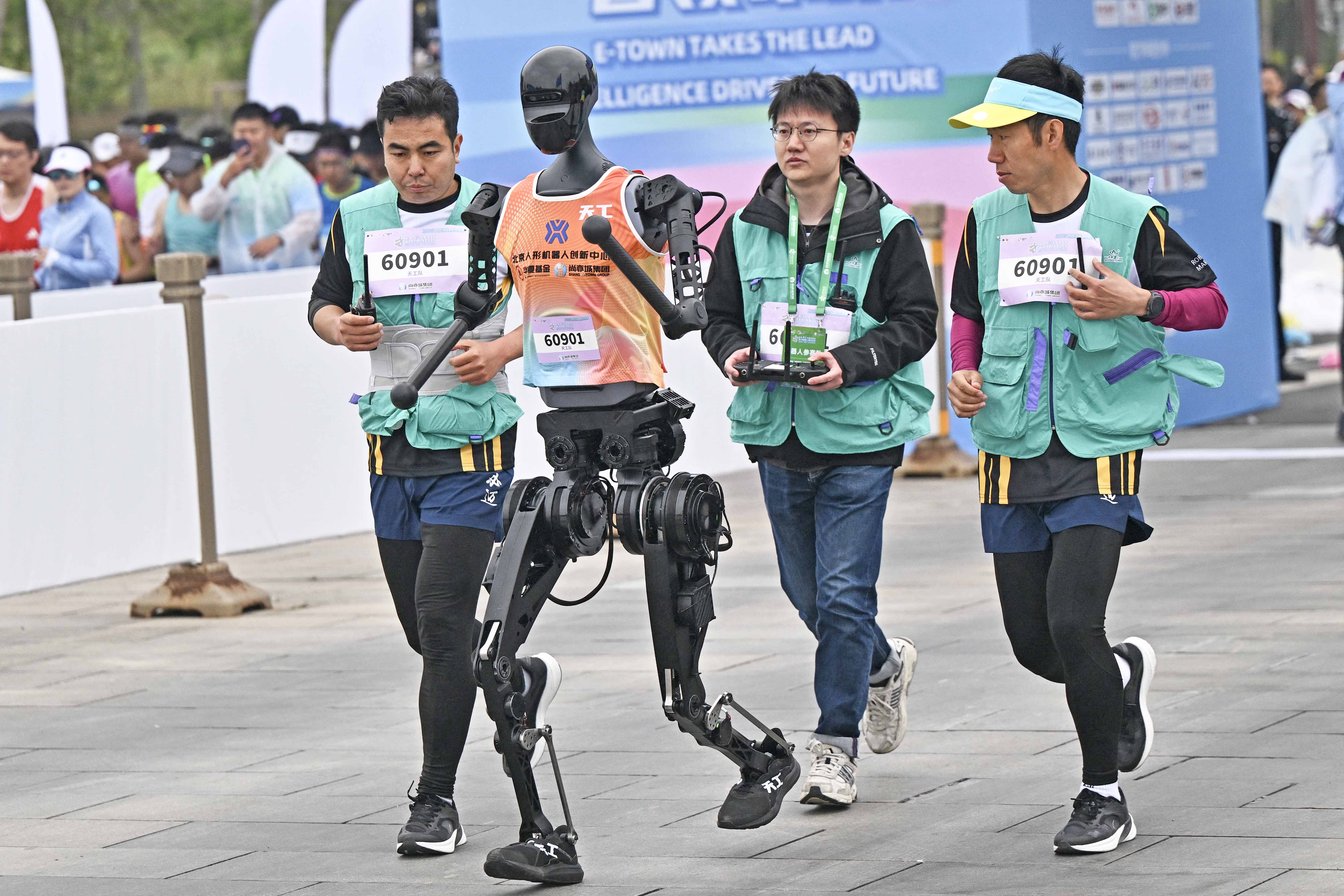 Robot Humanoid Tuntaskan Maraton Pertama di Dunia