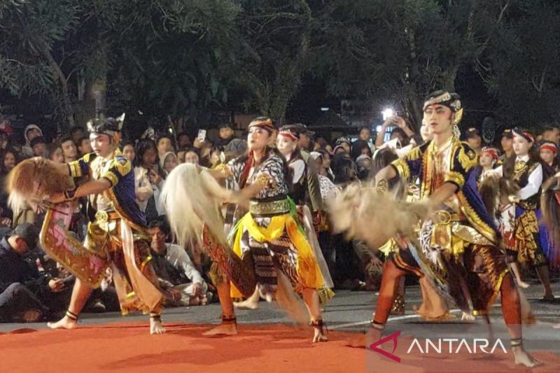 Seru! Ratusan Seniman Jaran Kepang Temanggung Menari Bersama Sambut Hari Tari Sedunia 