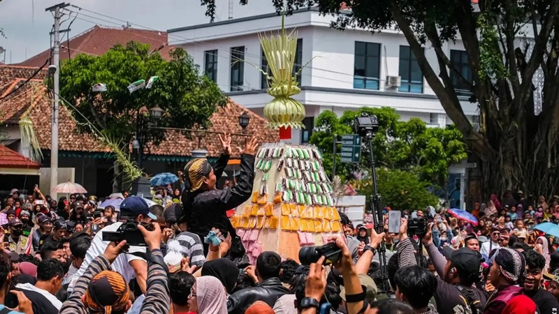 Seru! Dua Kuintal Getuk Jadi Rebutan Warga Magelang