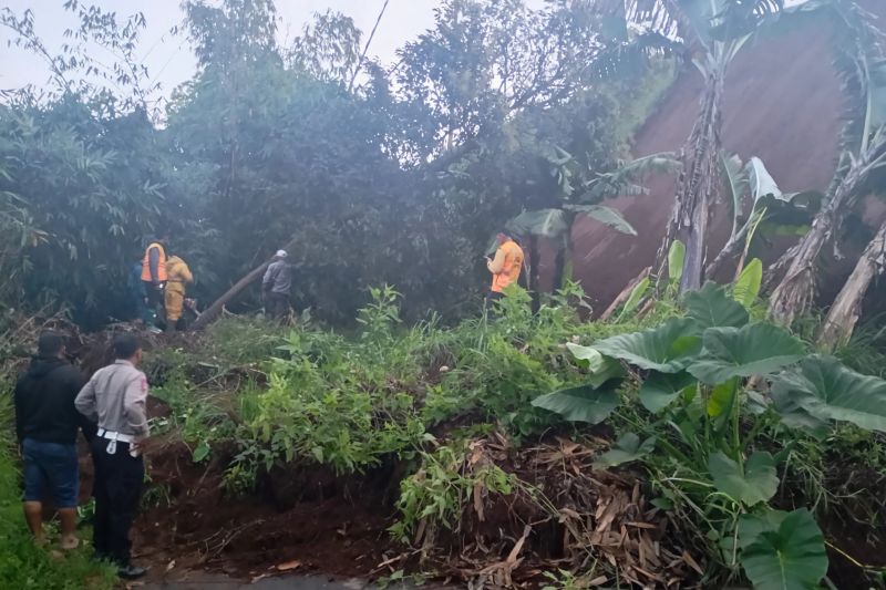 Longsor Menutup Akses Jalan Raya Pangalengan, Warga Cari Jalan Alternatif