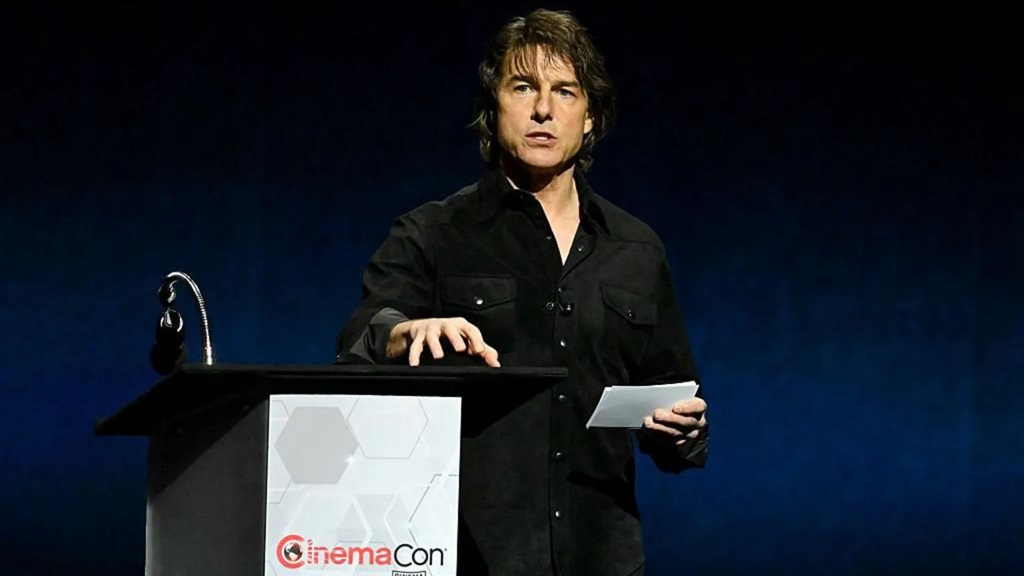Tom Cruise Beri Penghormatan untuk Mendiang Val Kilmer