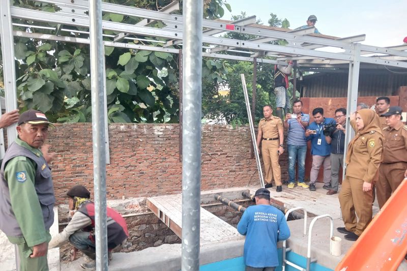 Berdiri di Atas Aliran Sungai, Wahana Kolam Renang di Campang Jaya Dibongkar Wali Kota Bandarlampung     