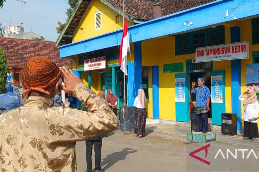 Pelaku Seni Budaya Ramaikan Peringatan Hardiknas di Kediri