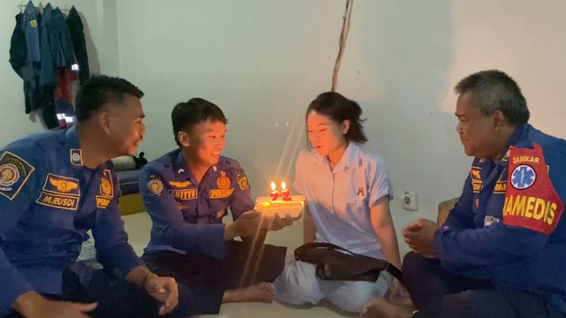 Ultah di Kantor Damkar Bogor, Cara Unik Putri Obati Patah Hati