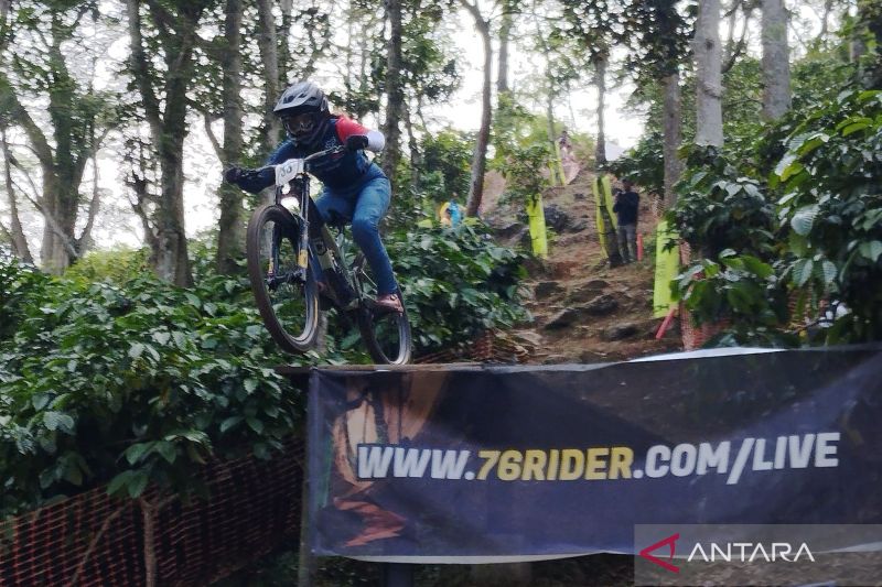 Abdul Hakim tercepat kualifikasi Balap Sepeda Downhill 2025 di Kudus