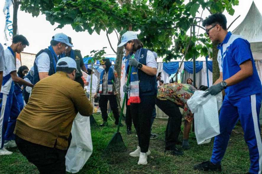 Aksi Gerakan Wisata Bersih di Danau Toba