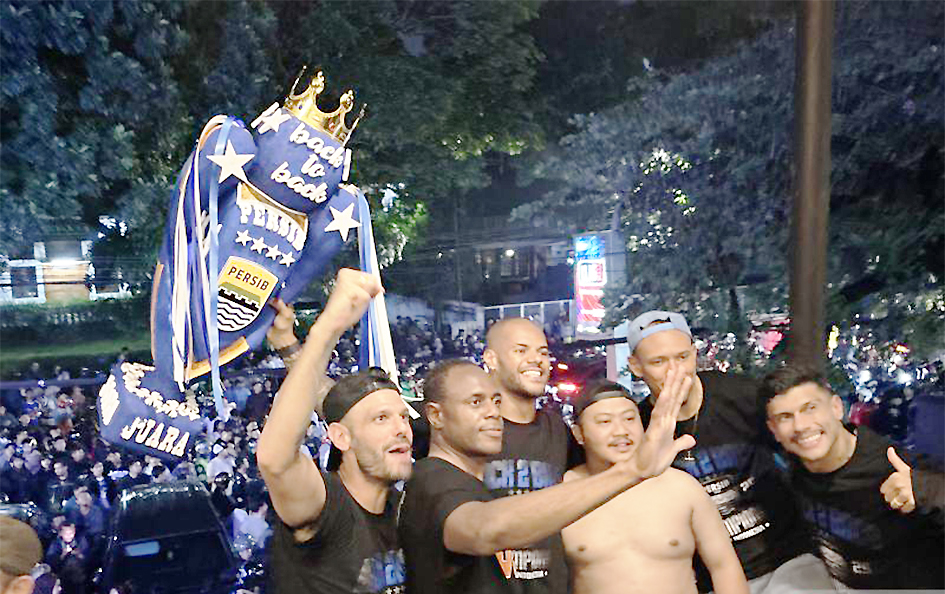 Persebaya Gagal Menang, Persib Bandung Juara Liga 1 Indonesia