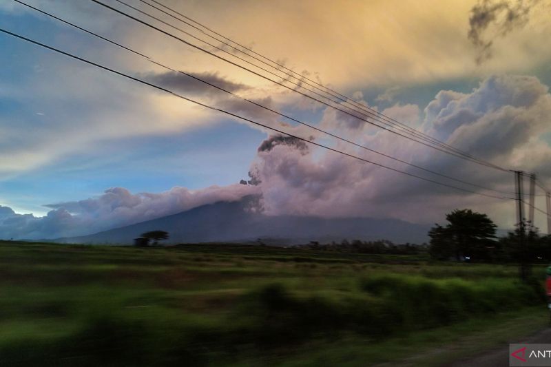 Gunung Marapi Meletus Lagi, Abu Vulkanik Mengarah ke Utara, Warga Diminta Pakai Masker 