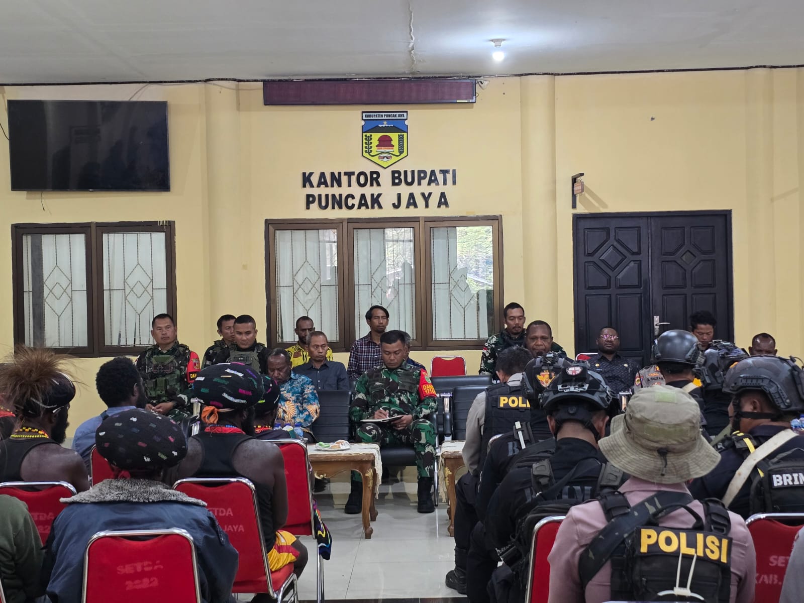 Dansatgas Yonif 715/Motuliato Pantau Mediasi Konflik Pendukung Paslon Bupati di Puncak Jaya