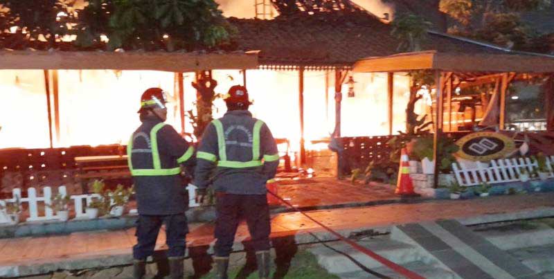 Diduga Gas Bocor RM Bali Ndeso Resto Kebakaran, Damkar Kabupaten Bekasi Berhasil Padamkan