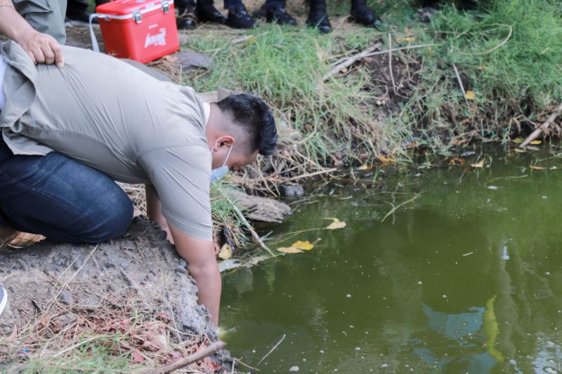 Pemkab Jember Mengambil Sampel Air yang Diduga Tercemar Limbah Perusahaan