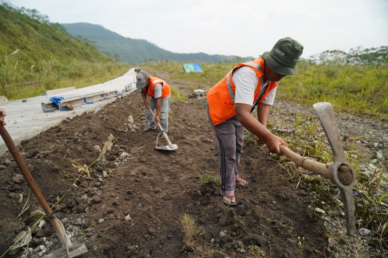 Jalan ke Gunung Kelud diperbaiki demi kunjungan wisatawan