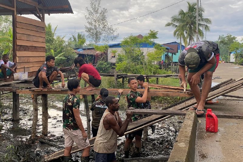 Prajurit Satgas Yonif 141/AYJP bangun rumah warga di Distrik Fayit