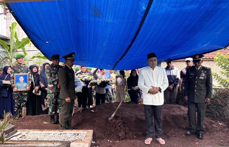 Keluarga Syok, Anggota TNI Korban Ledakan Amunisi Dimakamkan