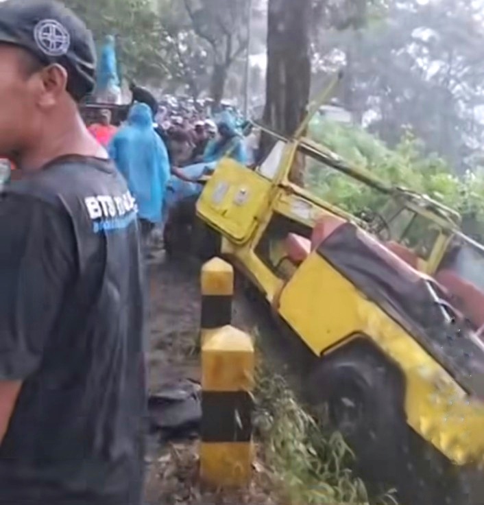 Mobil Jip Pengangkut Wisatawan Bromo di Malang Jatim Masuk Jurang, Ada Turis Korea Selatan di Dalam