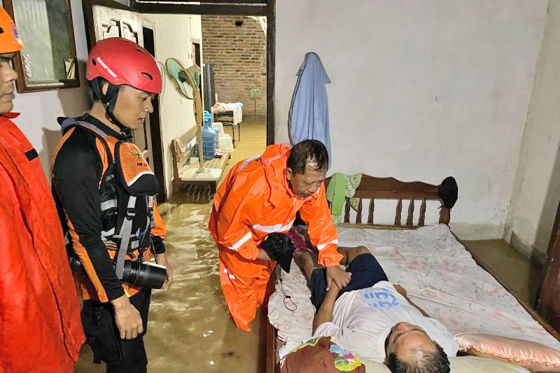 Tim SAR evakuasi 28 warga yang terjebak banjir Trenggalek