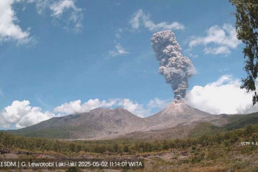Badan Geologi Tingkatkan Status Gunung Lewotobi Laki-laki Jadi Awas