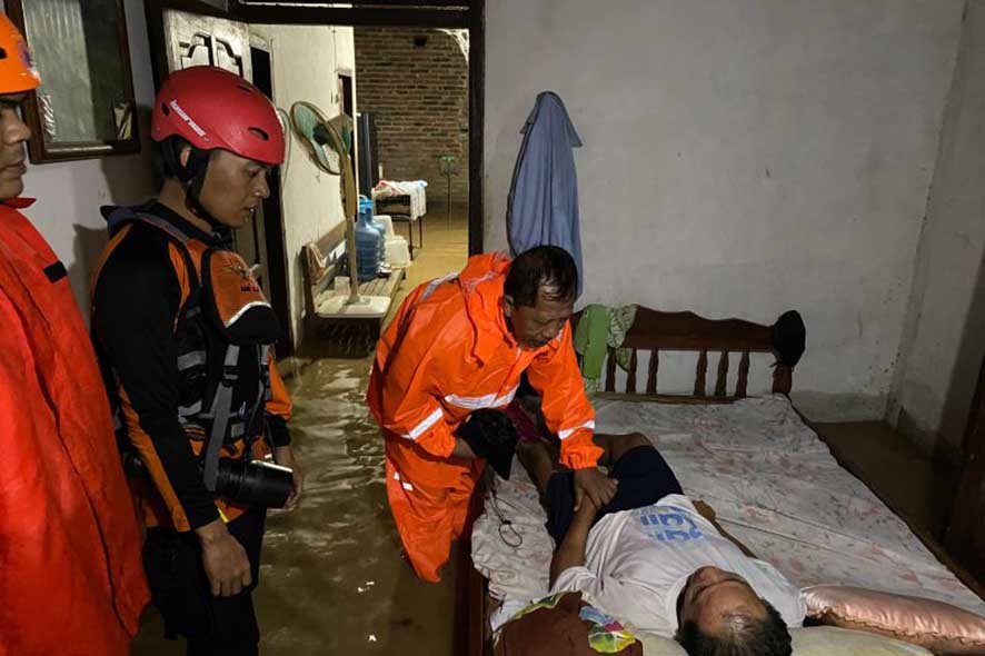 Tim SAR Berhasil Evakuasi 28 Warga yang Terjebak Banjir Trenggalek