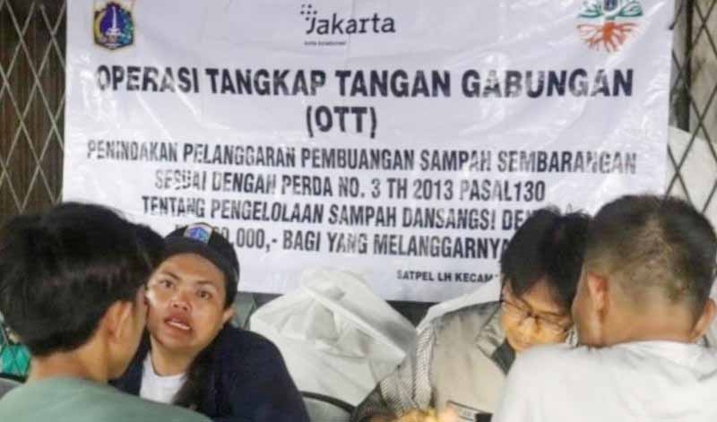 Waduh! Warga Terkena OTT Sudin DLH Jaksel Karena Buang Sampah Sembarangan di Kebayoran Lama