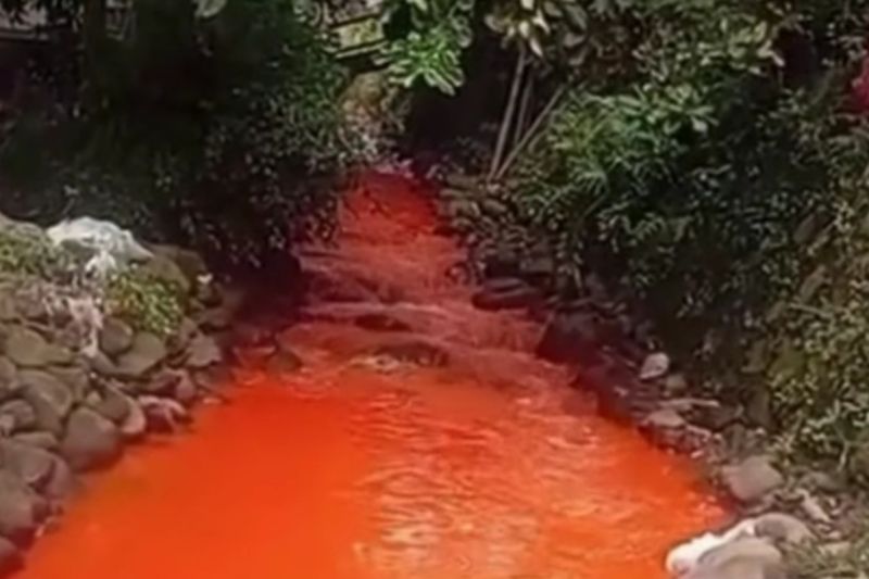 Serem, Limbah B3 Membuat Aliran Sungai Menjadi Berwarna Oranye 