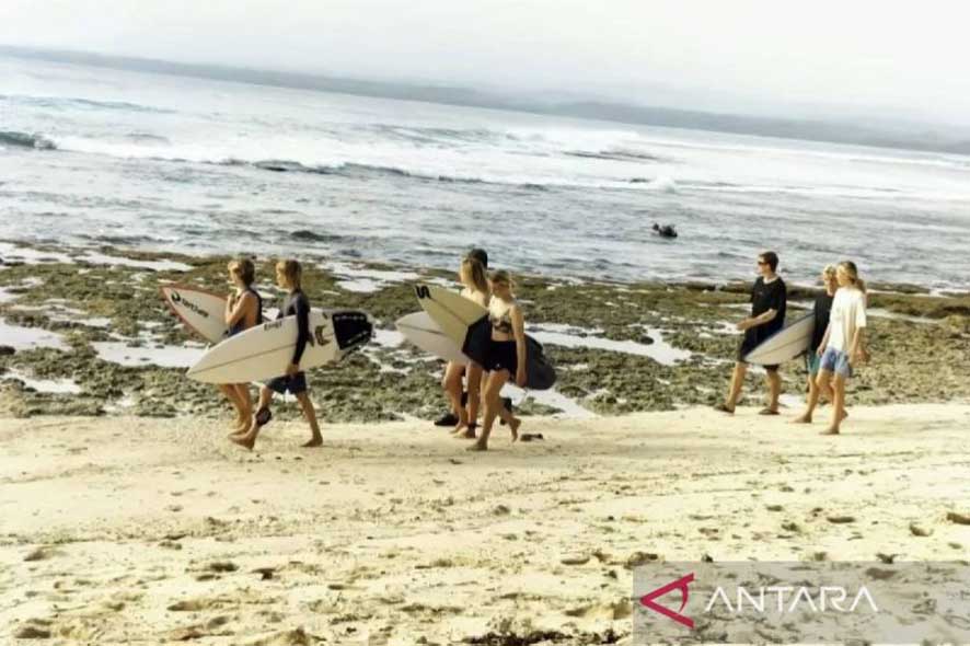 Wisata Lombok Barat Andalkan Selancar   