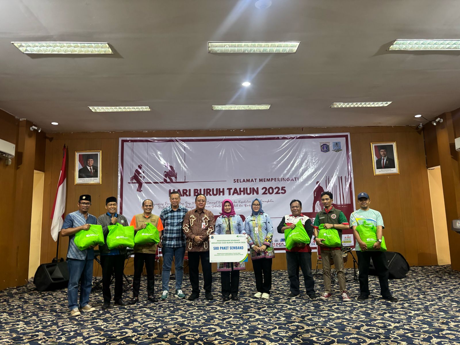 May Day, BPJS Ketenagakerjaan se-Jaktim Serahkan 580 Paket Sembako ke Buruh