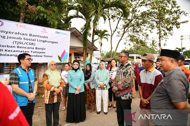 PLN Suluttenggo Beri Bantuan TJSL Warga Terdampak Banjir di Boltim