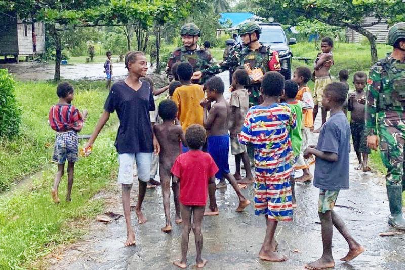 Satgas Yonif 141/AYJP laksanakan patroli sambang warga di Kimaam-Papua