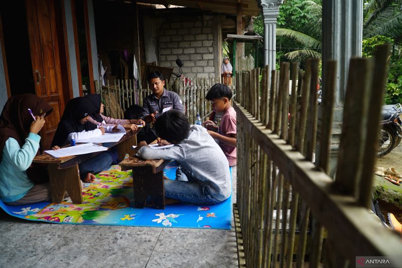 Lima Siswa Korban Longsor Ikuti Ujian Sekolah di Kelas Darurat