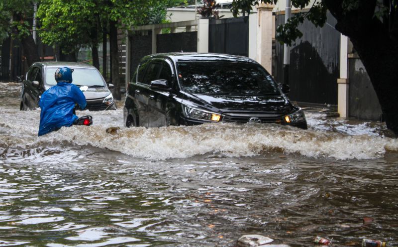 Jakarta Diguyur Hujan Petir Jumat Malam Ini