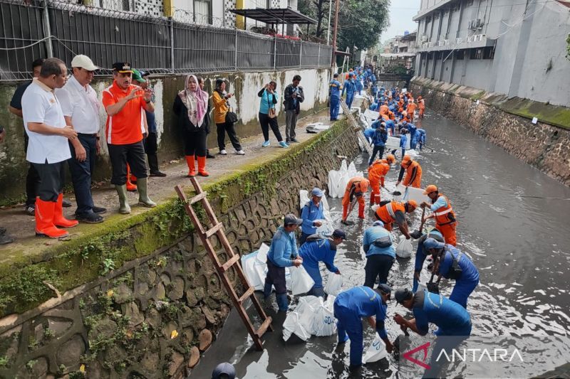 Jaksel keruk lumpur dan sampah di Kali Jelawe untuk antisipasi banjir