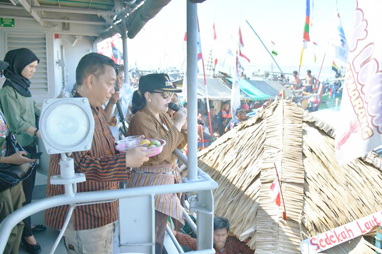 Meriah! Ratusan Perahu Ramaikan Sedekah Laut Tambaklorok Semarang