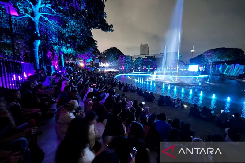Meriah! Warga Jakarta Hujan-hujanan Nonton Pertunjukan Cahaya di Taman Lapangan Banteng