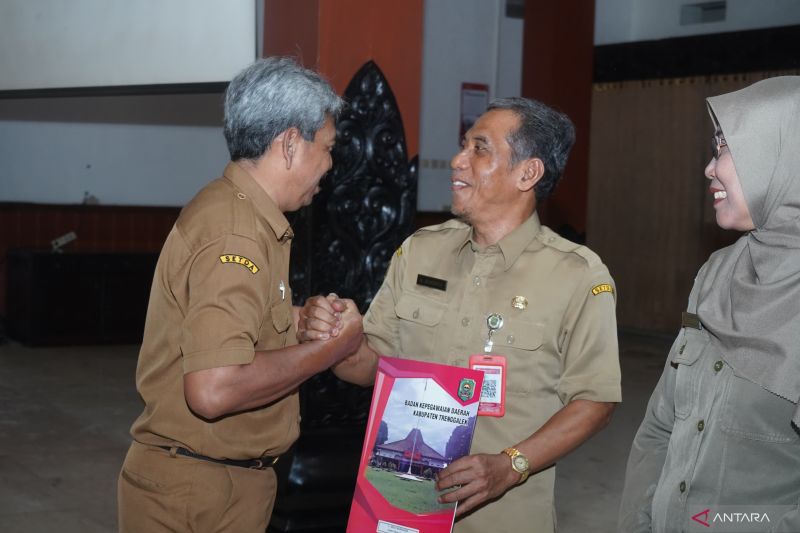 Trenggalek Serahkan SK Pensiun untuk 104 ASN yang Memasuki Purnatugas