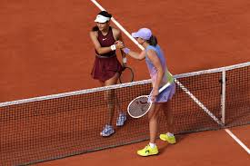 Menang Mudah Atas Raducanu, Iga Swiatek Perpanjang Rekor di Roland Garros