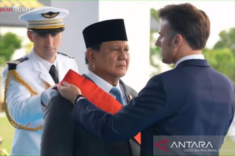 Prabowo Terima Tanda Kehormatan Tertinggi Prancis dari Presiden Macron