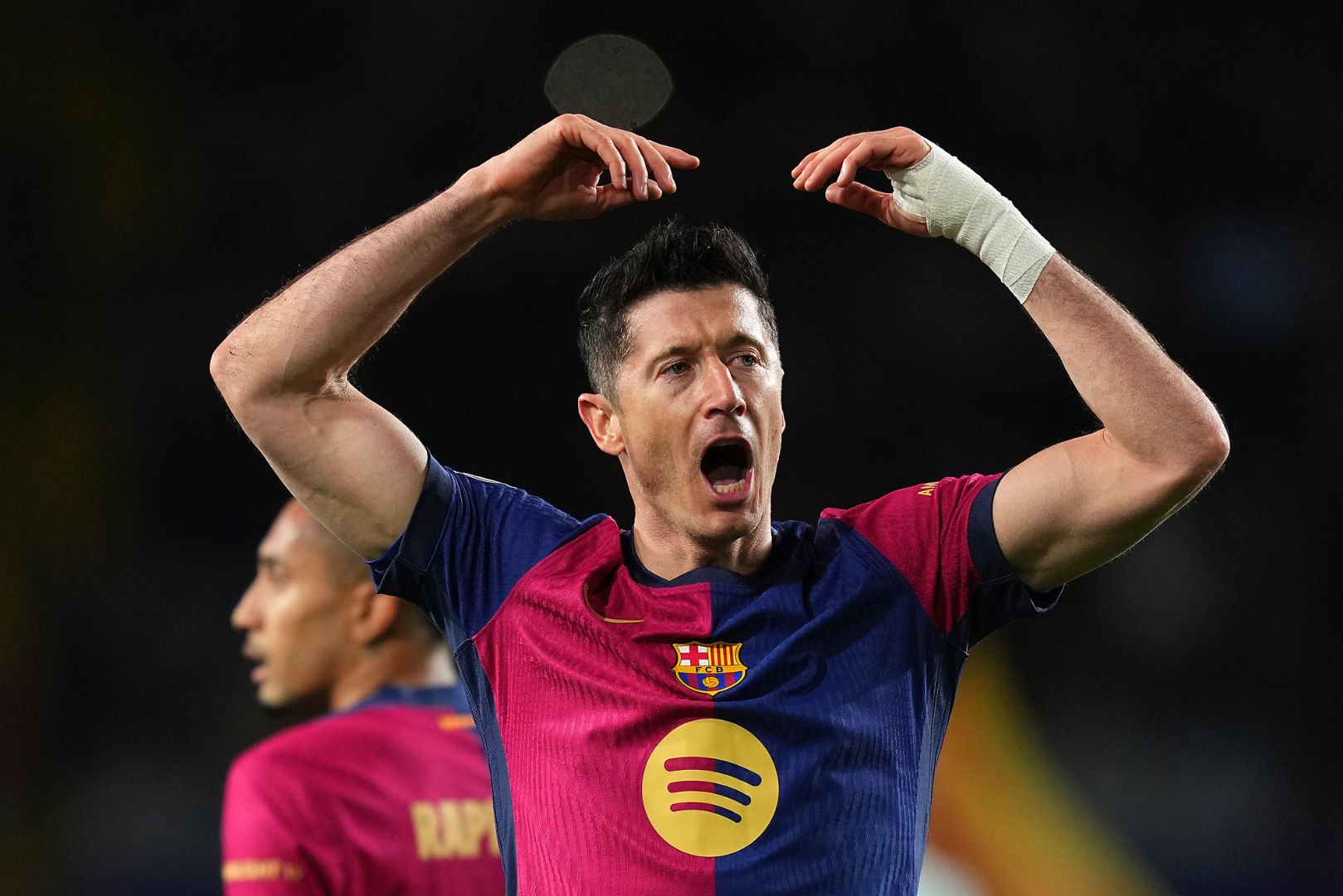Si Veteran Robert Lewandowski Tegaskan Bertahan di Barcelona