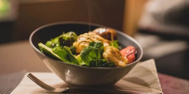 7 Makanan Bergizi yang Sebaiknya Dihindari Saat Makan Malam