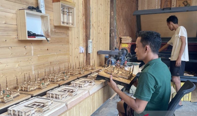 Tak Ada yang Terbuang! Perajin Serang Ubah Sisa Kayu Jadi Mahakarya Mini