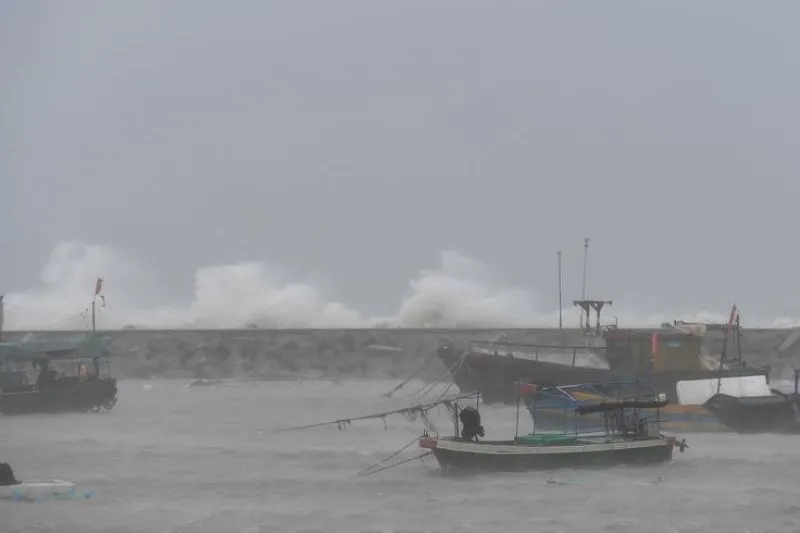 Topan Wutip Terjang Wilayah Hainan di Tiongkok Selatan