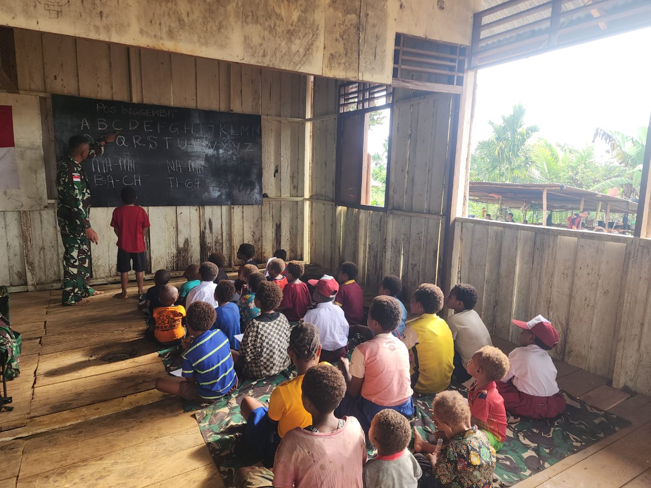 Tugas Mulia di Perbatasan, Satgas Yonif 126/KC Didik Anak-Anak Meski Tanpa Sekolah Layak