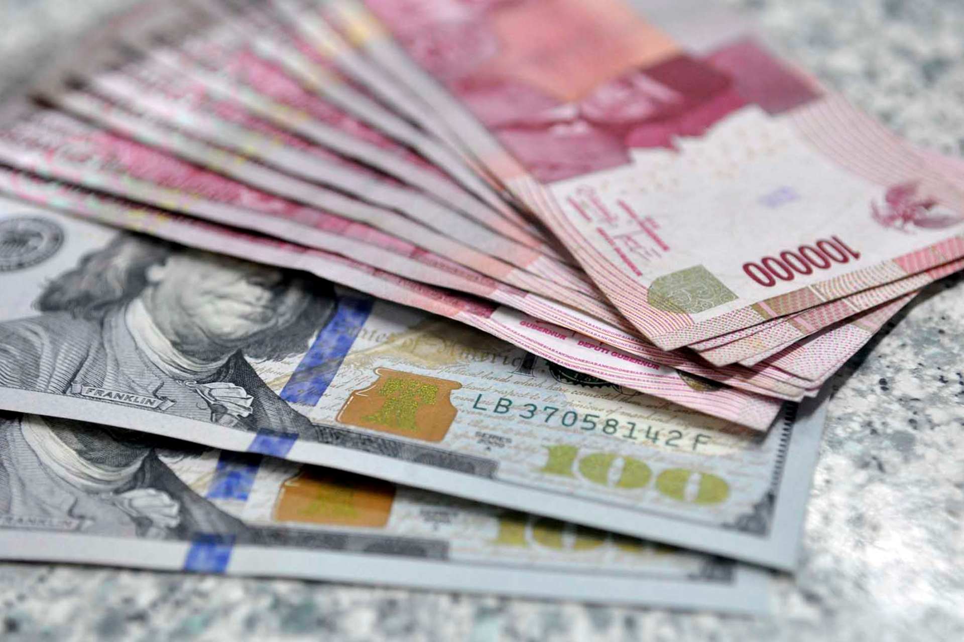 Sentimen Risk Off Masih Berlanjut, Simak Prediksi Rupiah Tengah Pekan Ini