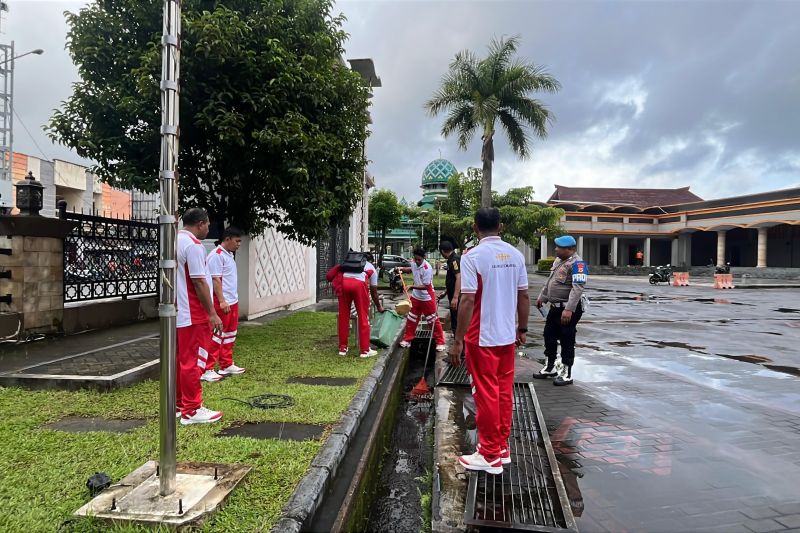 Polda Maluku Aksi Bersih Rumah Ibadah Lintas Agama, Pererat Kerukunan Antarumat