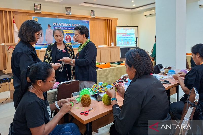 Dispar Kota Kupang Menggelar Pelatihan Kriya Rajutan Kombinasi Tenun