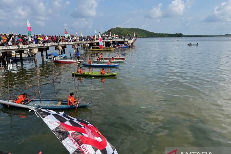 Polda Kepri Lestarikan Lomba Dayung Sampan & Ketinting Sambut Hari Bhayangkara
