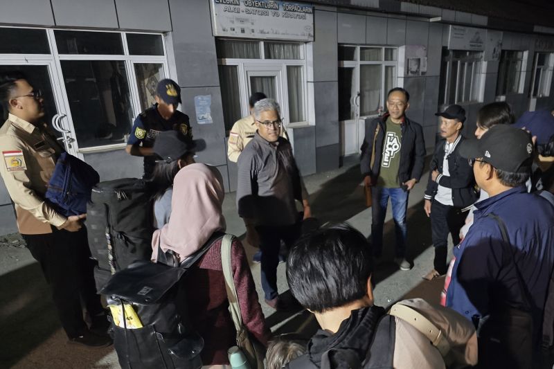 Kemlu Pastikan WNI yang Dievakuasi dari Iran Diterbangkan ke Tanah Air pada Senin