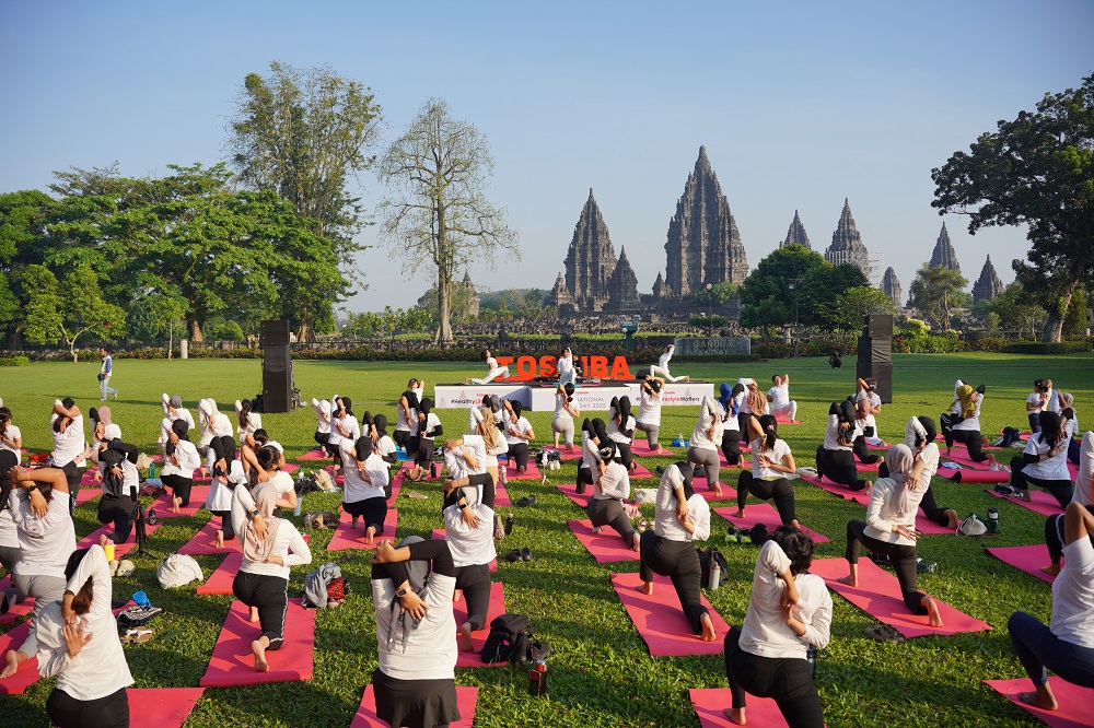 Toshiba Wellness Day Gelar Yoga di Kompleks Candi Prambanan