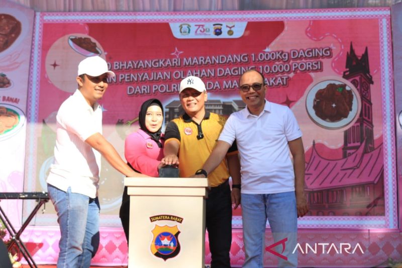 Polda Sumbar Masak 1.000 Kilogram Randang Semarakkan HUT Bhayangkara ke-79