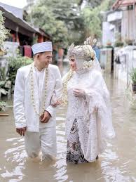 Lawan Banjir Rob dengan Pesta Pernikahan