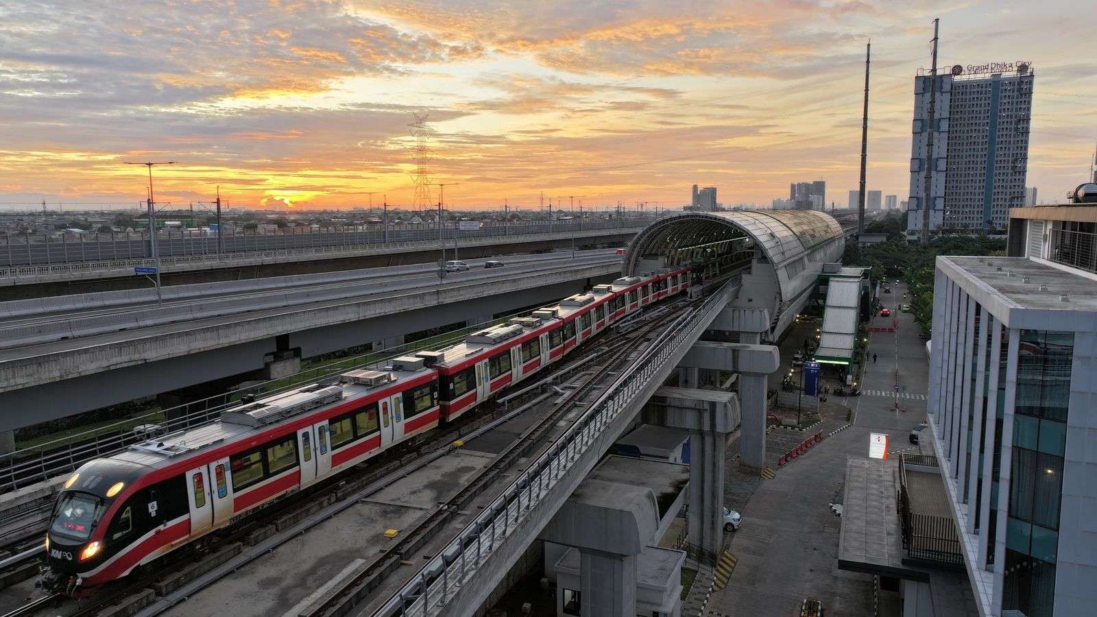 Mulai 1 Juli PT KAI Tambah Perjalanan LRT Jabodebek